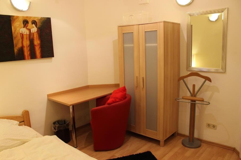 BudgetRooms - Private Rooms&Kitchen im Souterrain City Airport City Airport Mannheim Exterior foto