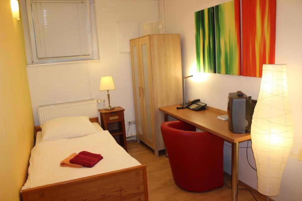 BudgetRooms - Private Rooms&Kitchen im Souterrain City Airport City Airport Mannheim Exterior foto